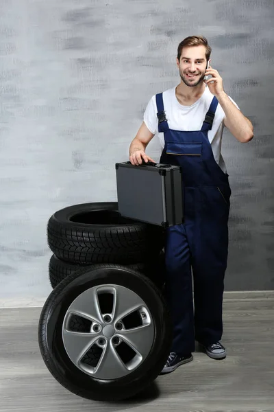 Jovem mecânico com rodas — Fotografia de Stock