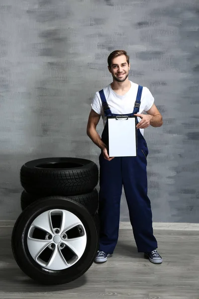 Pano ile üniformalı genç makinist 