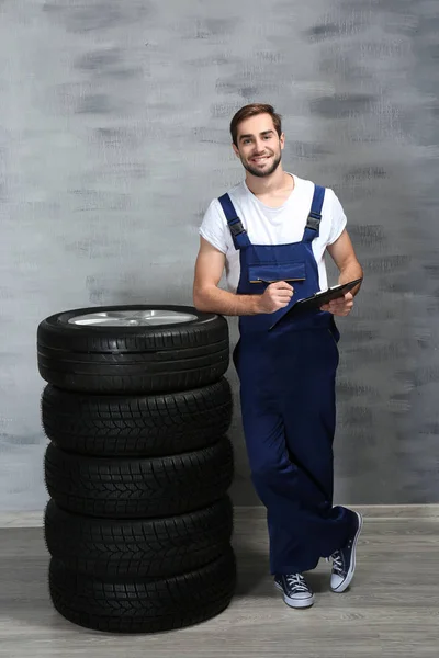 Young mechanic in uniform with clipboard — Stock Photo, Image