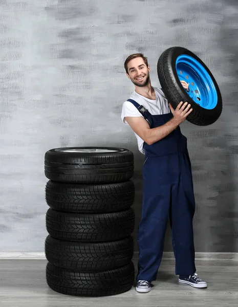 Tekerlekli genç makinist 