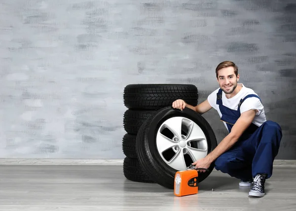 Tekerlekli genç makinist 