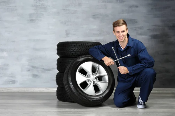 Üniformalı genç makinist