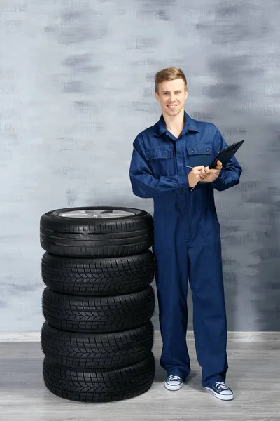 Młody mechanik w mundurze — Zdjęcie stockowe