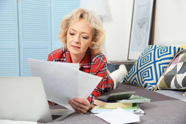 Mulher idosa calculando impostos — Fotografia de Stock