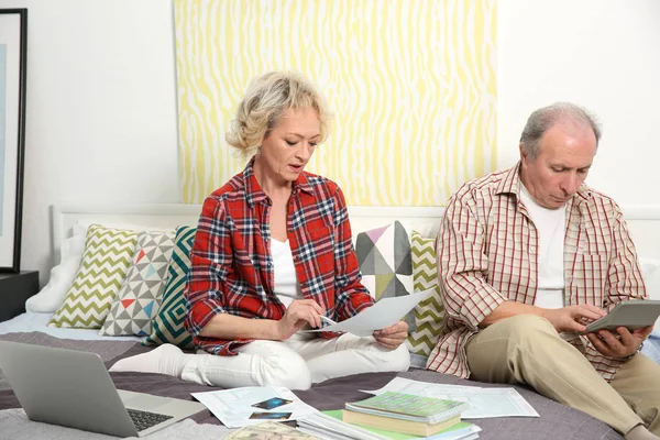 Senior-Ehepaar bei der Steuerberechnung — Stockfoto