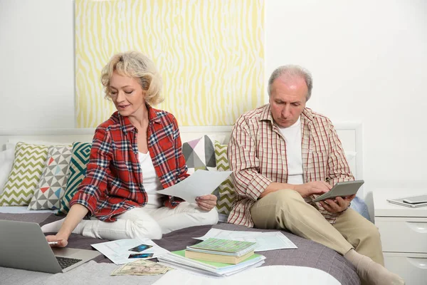 Senior-Ehepaar bei der Steuerberechnung — Stockfoto