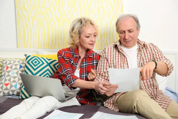 Senior-Ehepaar bei der Steuerberechnung — Stockfoto