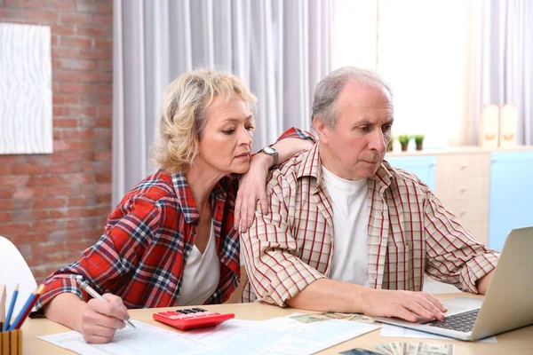 Pareja mayor calculando impuestos —  Fotos de Stock