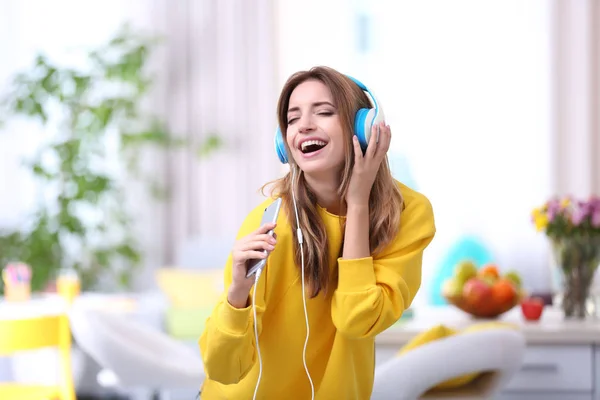 Jovem Mulher ouvindo música — Fotografia de Stock