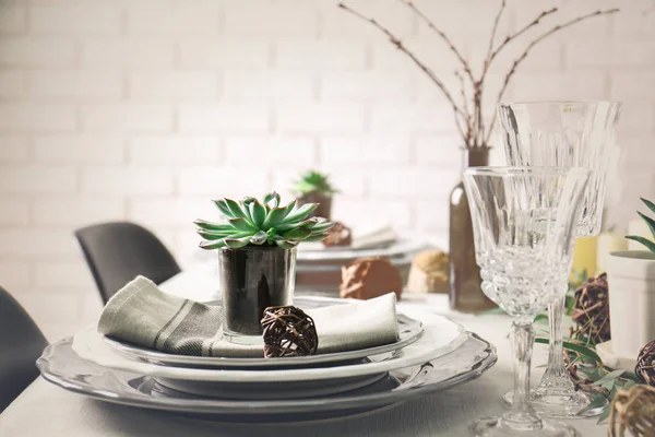Tisch serviert mit Sukkulenten zum Abendessen — Stockfoto