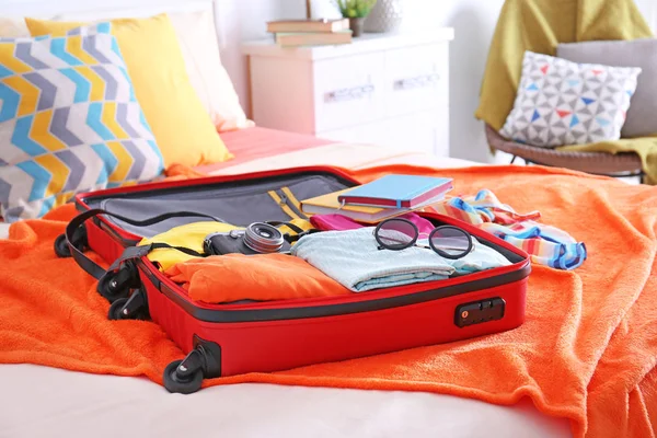 bavul giyim ile açın 