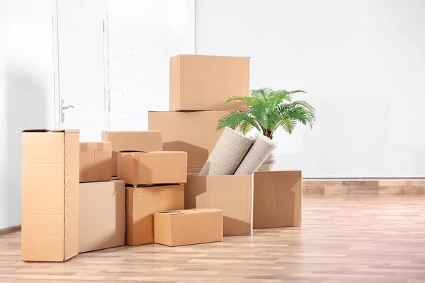 Montón de cajas para mover — Foto de Stock