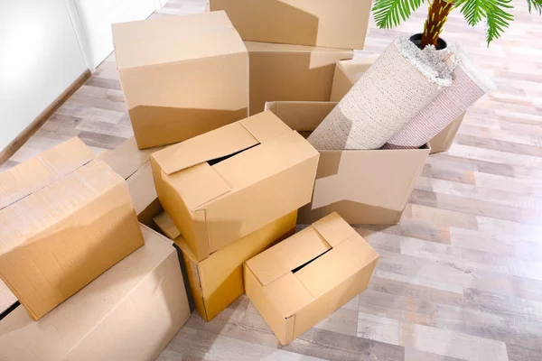 Högen av lådor för att flytta — Stockfoto