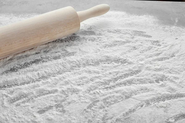 小麦粉とローリングピン — ストック写真