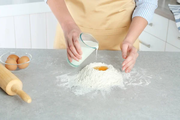 Mains féminines préparant la pâte — Photo