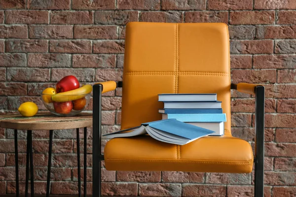 Sessel mit Bücherstapel — Stockfoto