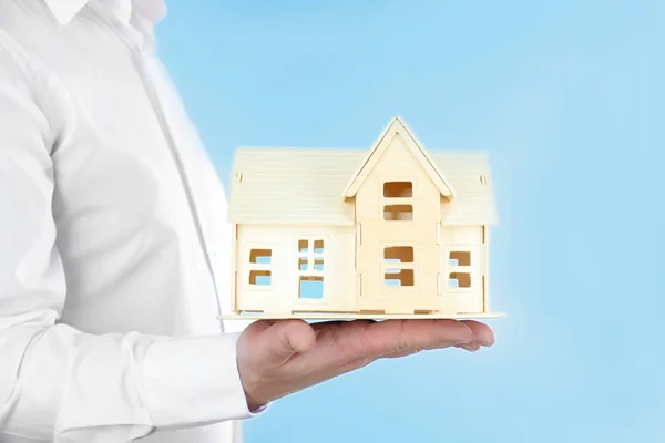 Man holding house model — Stock Photo, Image