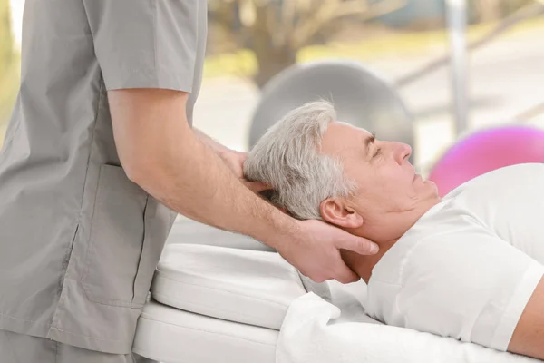 Fysiotherapeut Werkt Samen Met Patiënt Kliniek — Stockfoto