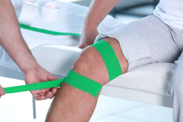 Fysiotherapeut toepassing van kinesio tape — Stockfoto