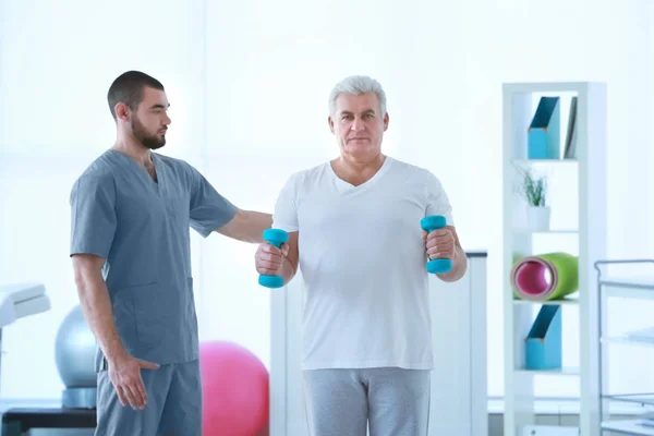 Physiotherapist working with patient — Stock Photo, Image