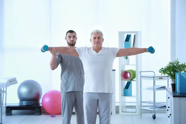 Fysiotherapeut werkt samen met patiënt — Stockfoto