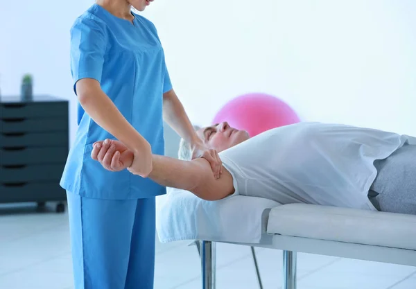 환자와 함께 일하는 물리 치료사 — 스톡 사진