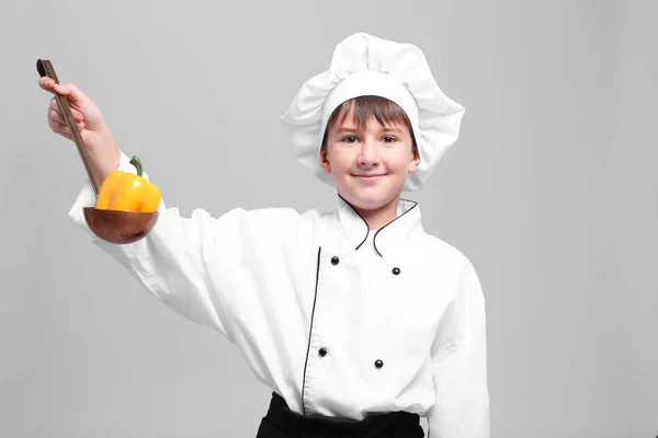 Schattige jongen in uniform van de chef-kok — Stockfoto