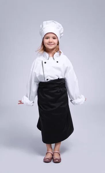 Menina bonito em uniforme chef — Fotografia de Stock