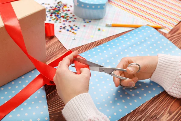 Woman packing presents — Stock Photo, Image