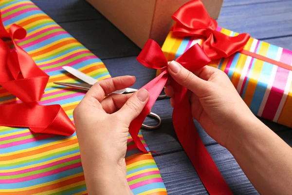 Woman packing presents — Stock Photo, Image