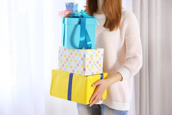 Mujer con montón de regalos — Foto de Stock