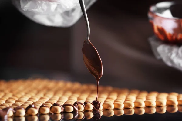 Chef hembra decorando galletas — Foto de Stock