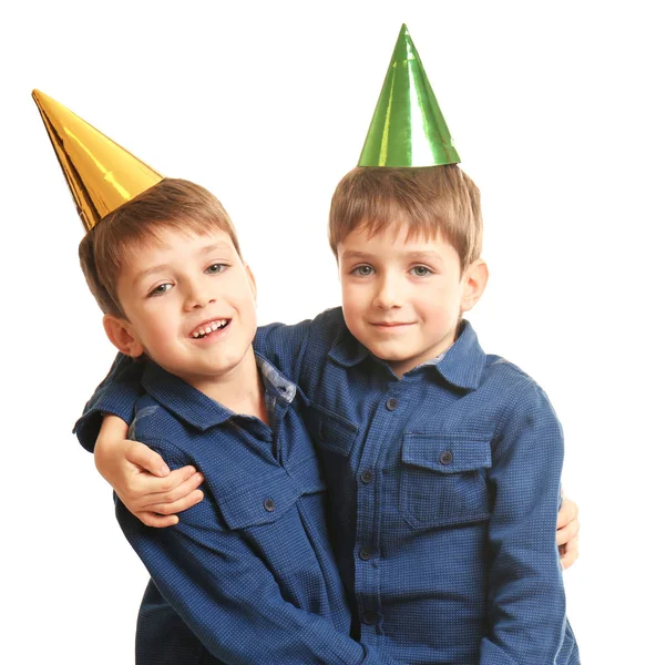 Schattige Tweeling Met Verjaardag Hoeden Witte Achtergrond — Stockfoto