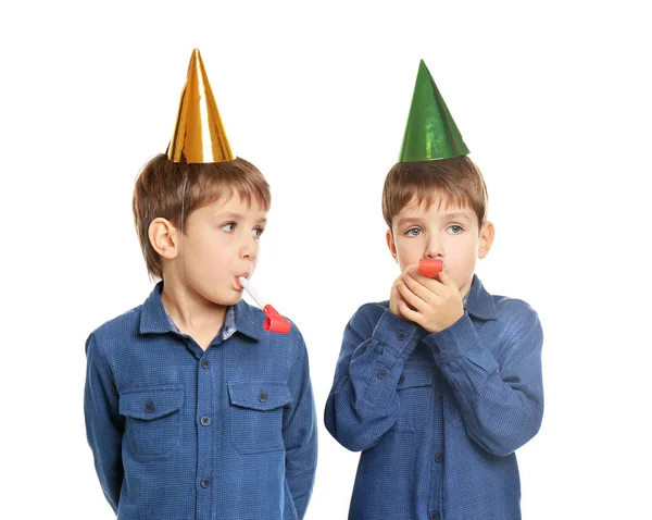 Leuke Verjaardag Jongens Met Partij Fluitjes Witte Achtergrond — Stockfoto