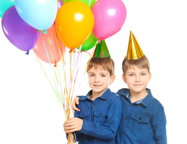 Leuke Verjaardag Jongens Met Kleurrijke Ballonnen Witte Achtergrond — Stockfoto