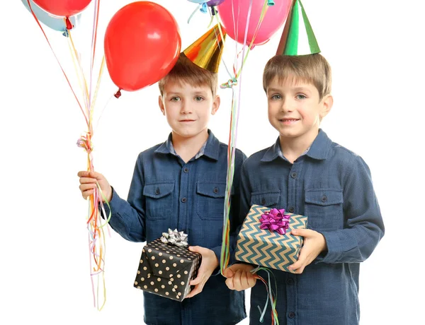 Leuke Verjaardag Jongens Met Kleurrijke Ballonnen Presenteert Witte Achtergrond — Stockfoto