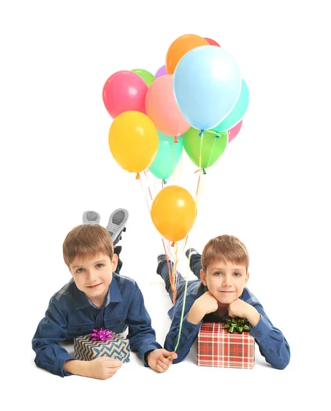 Superleuke Weinig Jongens Met Cadeautjes Kleurrijke Ballonnen Witte Achtergrond — Stockfoto