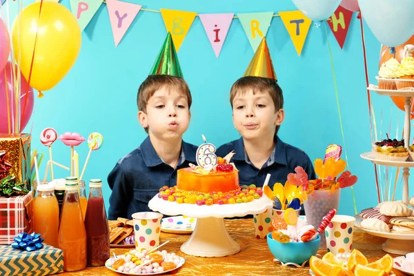 Святкування дня народження близнюків — стокове фото