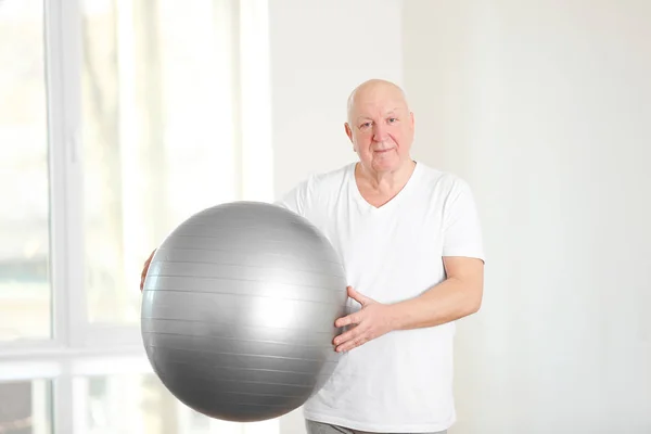 Senior man met fitball — Stockfoto