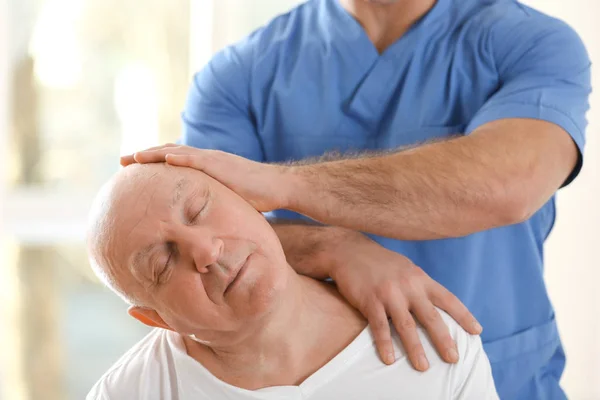 Physiotherapeut arbeitet mit älteren Patienten — Stockfoto