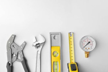 Tesisatçı ekipmanları yığını