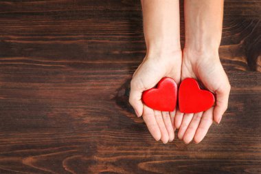 Erkek holding kırmızı kalpler eller