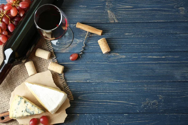 Vinho, uva vermelha e queijo — Fotografia de Stock
