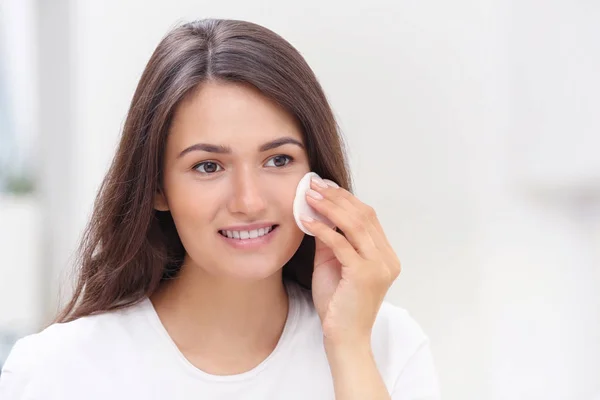 Mooi meisje reiniging gezicht — Stockfoto