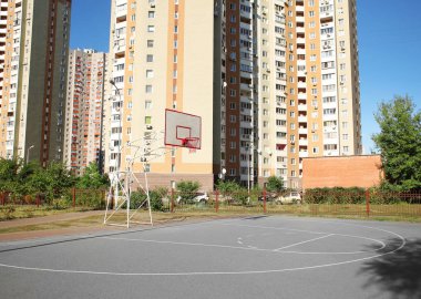 Okul bahçesinde basketbol sahası ile