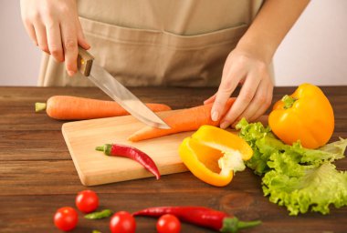 Taze sebze doğrayan kadın.