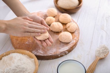 Çörekler yapma kadın