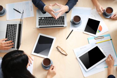 iş adamları masa başında çalışma grubu