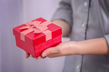 Güzel tutan kadın kutu hediye