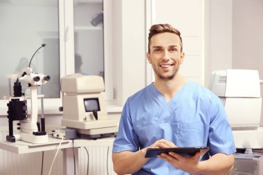 Yakışıklı genç göz doktoru